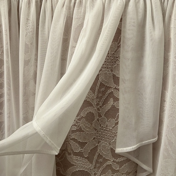 Morgan &  Co. - Off the Shoulder Lace & Chiffon Overlay Gown Junior's Size 5 - Picture 12 of 13